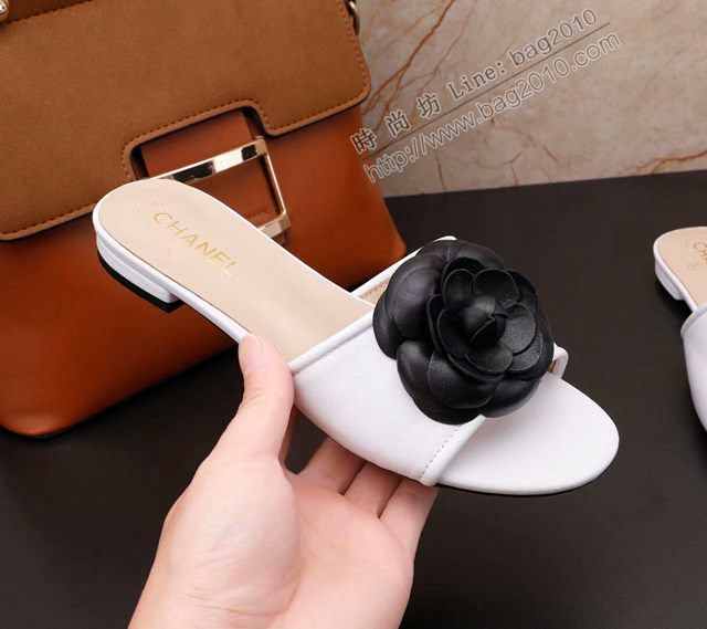 Chanel女鞋 香奈兒2020新款 山茶花平底拖鞋 黑花白色  naq1111
